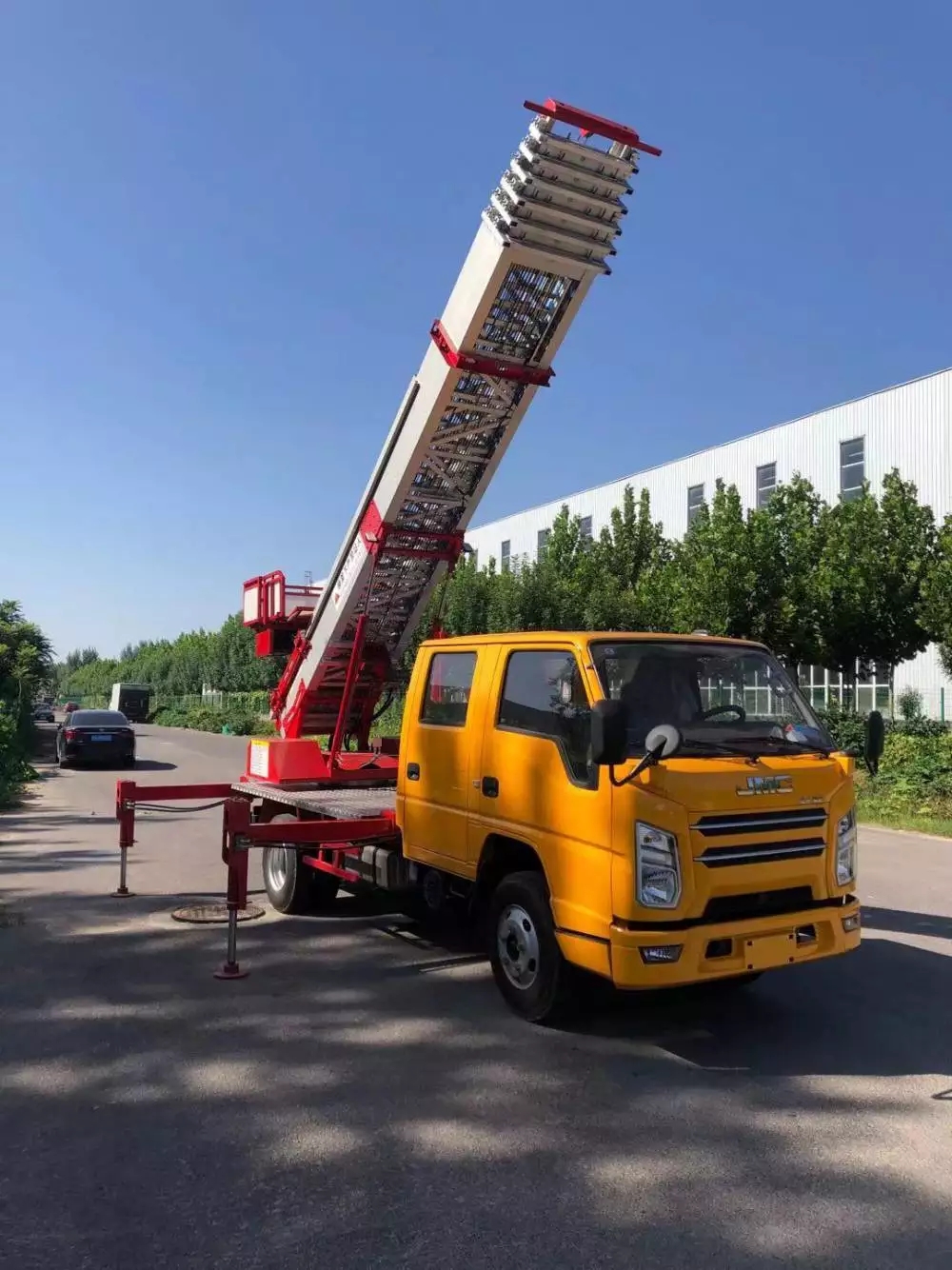 涞水县附近的云梯车出租服务：轻松解决高空作业需求